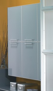 Muebles de colgar con puertas de metacrilato