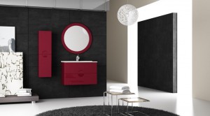 Combinación de muebles de colgar en color rojo formado por un lavabo con dos gavetas y un mueble auxiliar, ambos con tirador integrado en las puertas