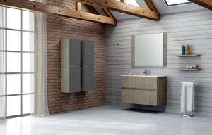 Combinación de muebles en madera de dos colores. El lavabo presenta dos gavetas con frentes en madera con veta vertical. Los dos muebles auxiliares son para colgar en pared.